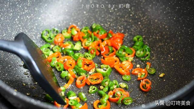 炒小魚乾時，別直接下鍋炒！多加這1步，魚乾更香更入味，不燒焦