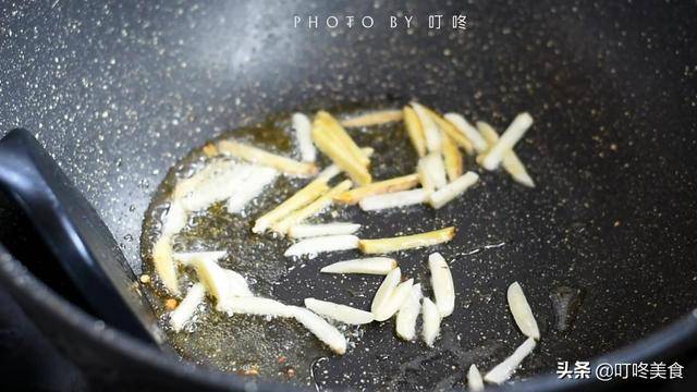 炒小魚乾時，別直接下鍋炒！多加這1步，魚乾更香更入味，不燒焦