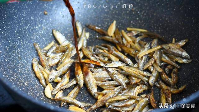 炒小魚乾時，別直接下鍋炒！多加這1步，魚乾更香更入味，不燒焦
