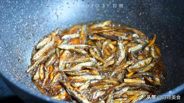 炒小魚乾時，別直接下鍋炒！多加這1步，魚乾更香更入味，不燒焦