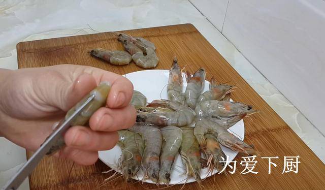 大蝦又出新吃法，教你簡單一做，比清蒸紅燒還好吃，全家都搶著吃