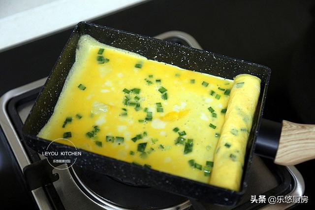 4個雞蛋，幾根韭菜，一點油沒放，做好的蛋卷嫩滑好吃，全家誇讚