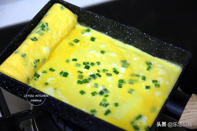 4個雞蛋，幾根韭菜，一點油沒放，做好的蛋卷嫩滑好吃，全家誇讚