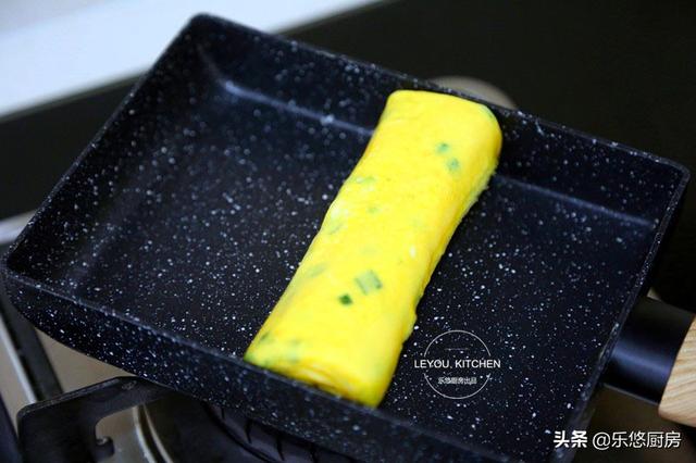 4個雞蛋，幾根韭菜，一點油沒放，做好的蛋卷嫩滑好吃，全家誇讚
