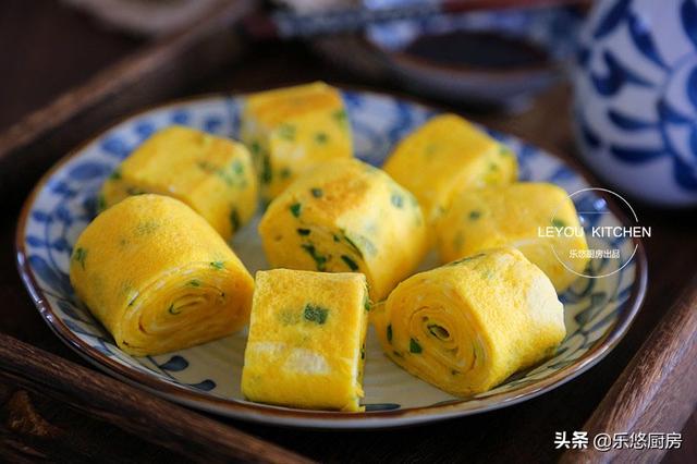 4個雞蛋，幾根韭菜，一點油沒放，做好的蛋卷嫩滑好吃，全家誇讚
