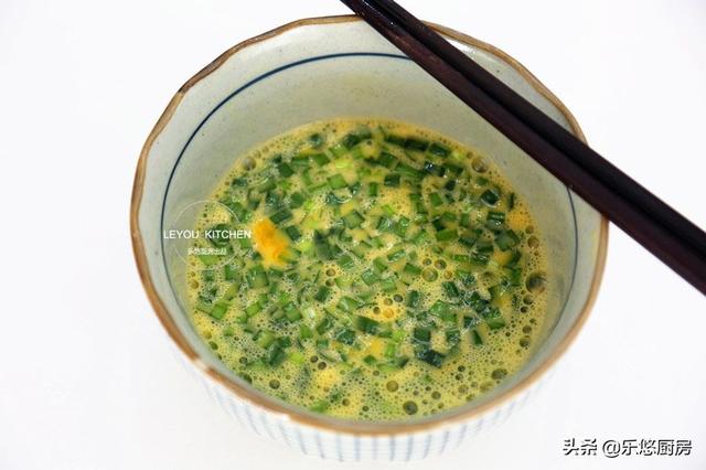 4個雞蛋，幾根韭菜，一點油沒放，做好的蛋卷嫩滑好吃，全家誇讚