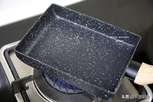 4個雞蛋，幾根韭菜，一點油沒放，做好的蛋卷嫩滑好吃，全家誇讚