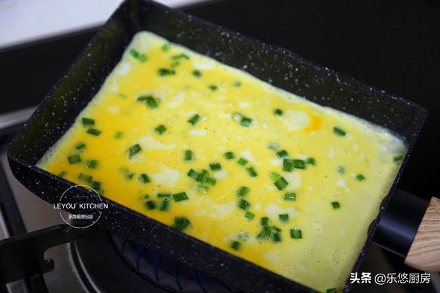 4個雞蛋，幾根韭菜，一點油沒放，做好的蛋卷嫩滑好吃，全家誇讚