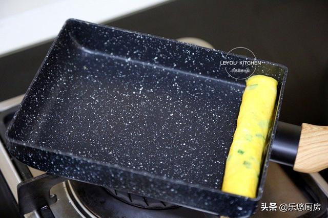 4個雞蛋，幾根韭菜，一點油沒放，做好的蛋卷嫩滑好吃，全家誇讚