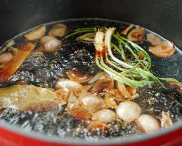 廣東名菜豉油雞這樣做，方法簡單，味道超好，我家餐餐少不了！