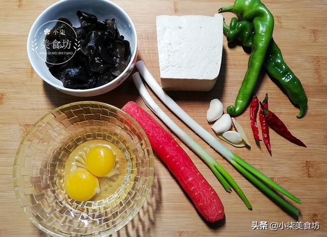 雞蛋打在豆腐里，這道菜火了，做法超級簡單，好吃的快要飛起來了