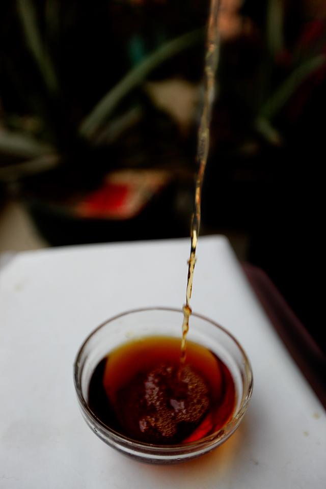 這家飯店只有米飯配醬油，卻不僅高朋滿座還有人站在門口吃？