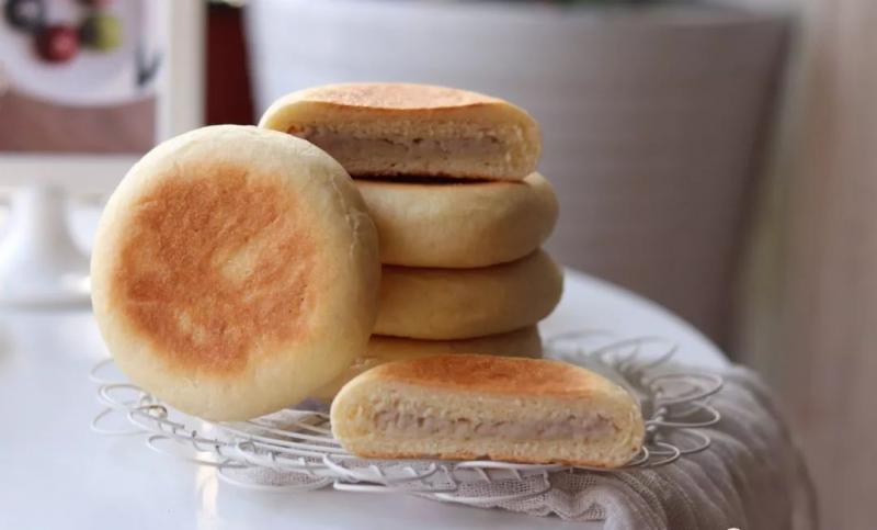 是餅也是包，一口餡料都爆出來了！