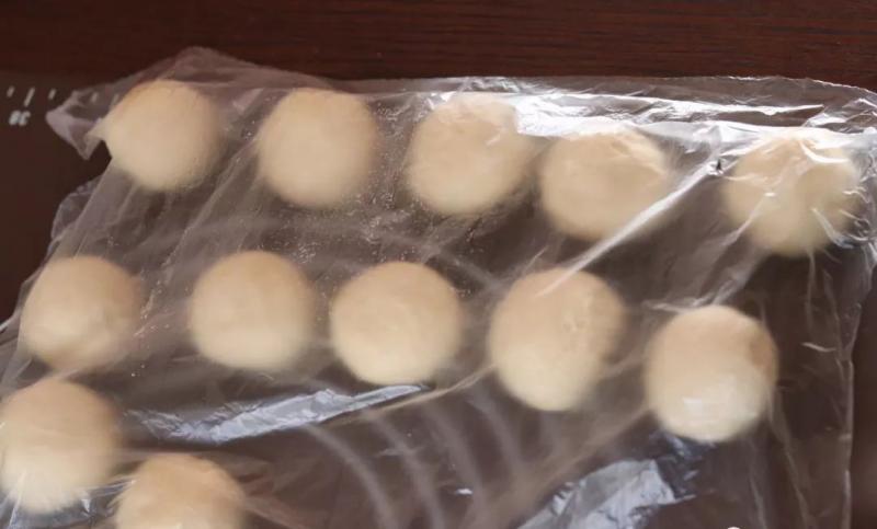 是餅也是包，一口餡料都爆出來了！