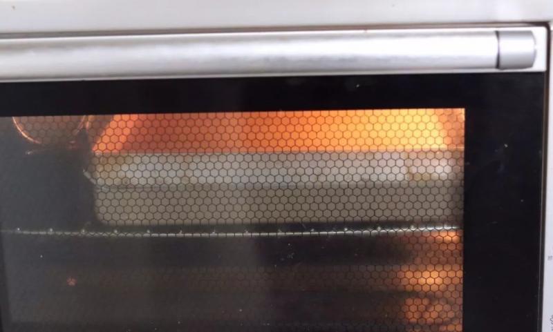 是餅也是包，一口餡料都爆出來了！