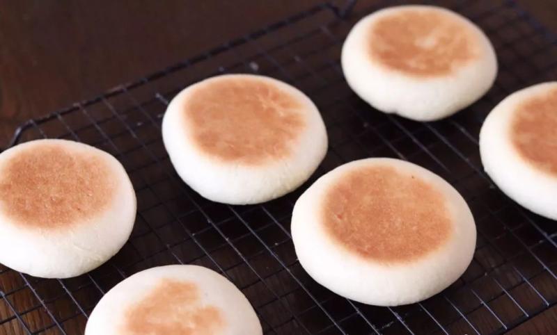 是餅也是包，一口餡料都爆出來了！