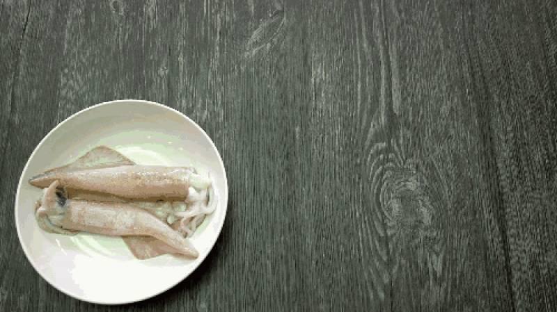 原汁原味，讓你一口接一口根本停不下來 | 姜燒魷魚煲