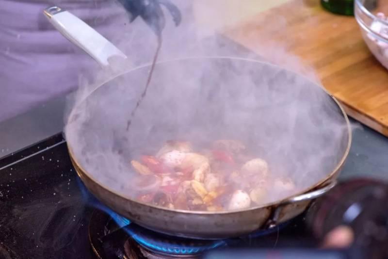 原汁原味，讓你一口接一口根本停不下來 | 姜燒魷魚煲