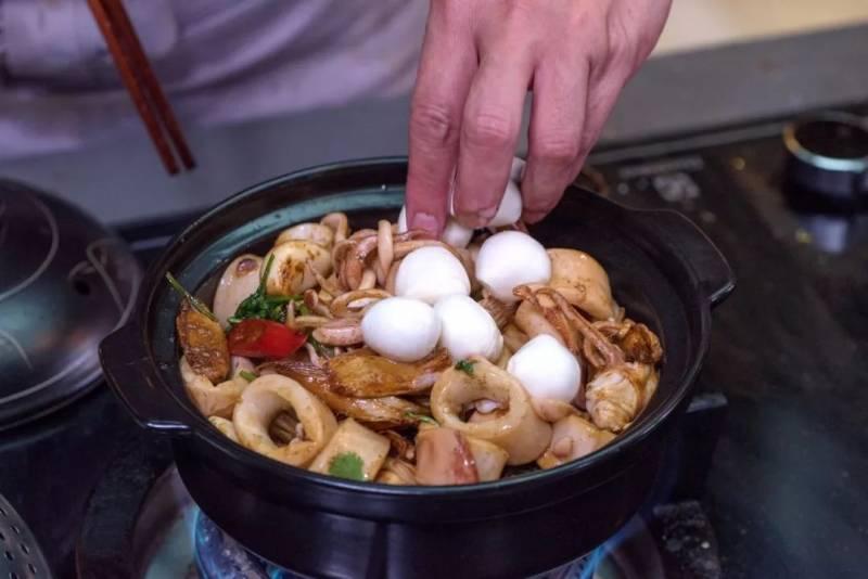 原汁原味，讓你一口接一口根本停不下來 | 姜燒魷魚煲