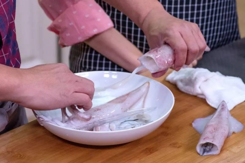 原汁原味，讓你一口接一口根本停不下來 | 姜燒魷魚煲