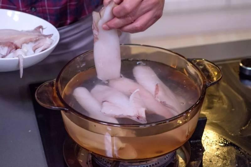 原汁原味，讓你一口接一口根本停不下來 | 姜燒魷魚煲