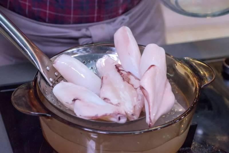 原汁原味，讓你一口接一口根本停不下來 | 姜燒魷魚煲
