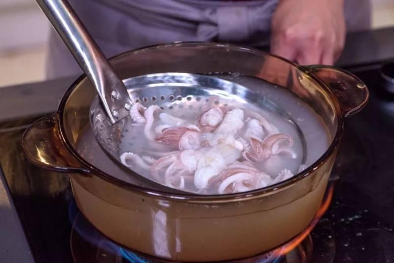 原汁原味，讓你一口接一口根本停不下來 | 姜燒魷魚煲
