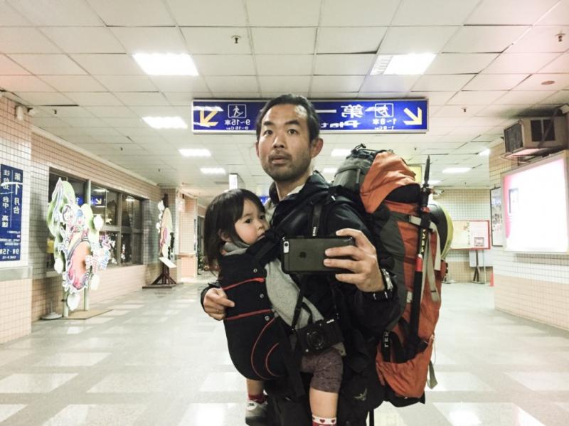 北京爸爸獨自帶2歲女兒到台灣旅行　才一踏進飯店就驚覺「老婆真的太偉大」！