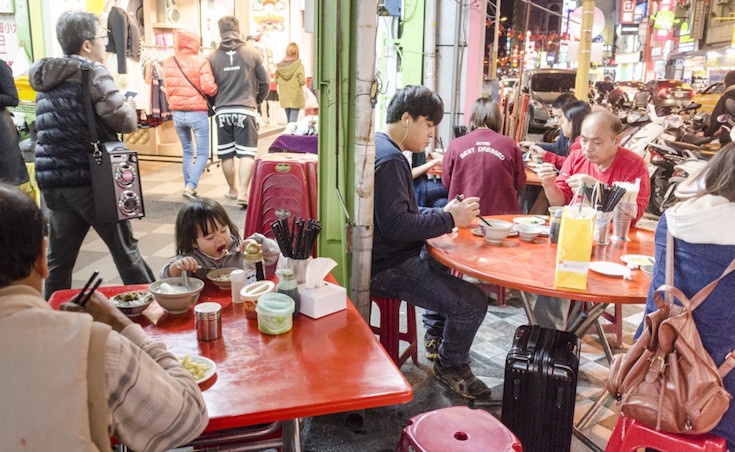 北京爸爸獨自帶2歲女兒到台灣旅行　才一踏進飯店就驚覺「老婆真的太偉大」！