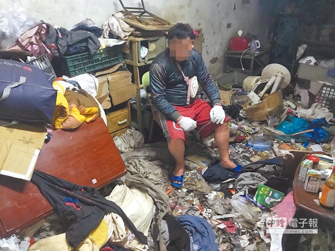 病死遭鼠啃食！回收嬤「月領7萬仍拮據」，鄰居揭「錢全都花在這」讓社工痛喊：愛心被濫用！