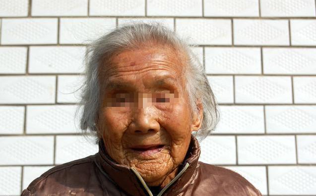 母親跟女兒借1000，借條上卻多加兩個零，三個月後，母親去世，女兒傻了!
