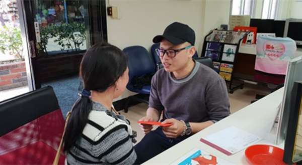 「我不怪妳，只想看看妳，抱抱妳！」28年第一次見面！他擁抱生母哭到不行，讓戶所人員也跟著鼻酸！ 