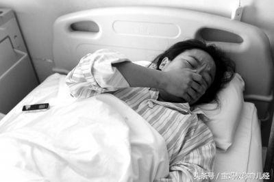  四胞胎孕媽38周遲遲不生，婆婆跪求阻止手術，剖開肚子醫生絕望搖頭！
