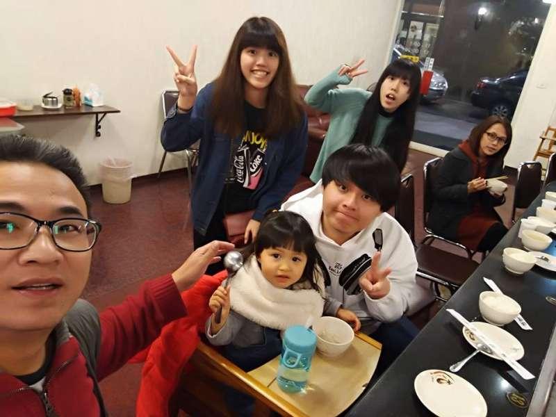 女友車禍離世留下4個女兒　這男人不介意「沒有血緣關係」無私養8年 