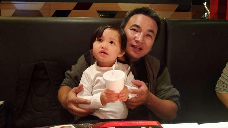女友車禍離世留下4個女兒　這男人不介意「沒有血緣關係」無私養8年 