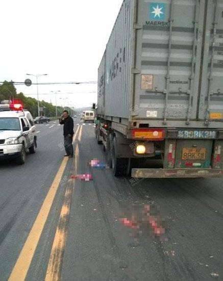  【8月大嬰兒遭碾壓身亡】夫妻吵架竟狠心將兩個孩子扔進車流！！簡直不是人！！貨車司機直呼：為什麼要害我………