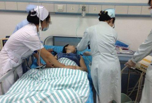  男子因羨慕女兒吸奶，跑妻子胸前也吸奶，結果妻子被送醫院搶救！