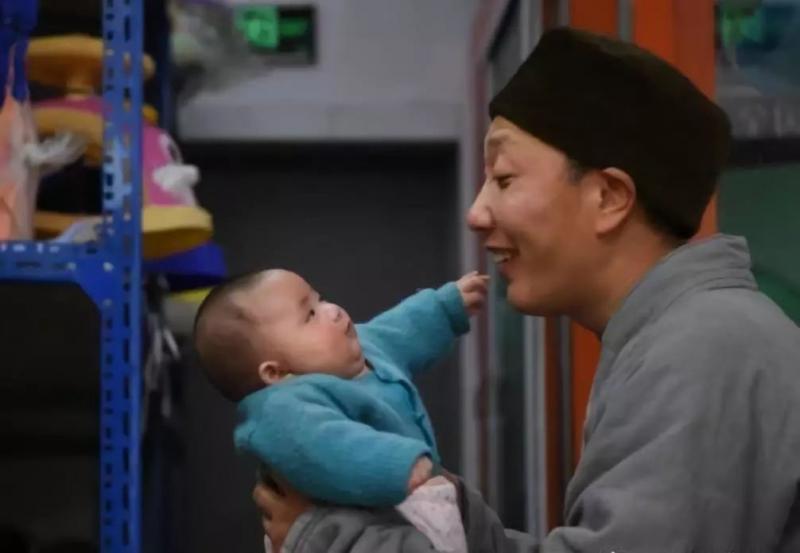 花和尚8年帶女人「生下200個孩子」　真相曝光被網讚：真正的菩薩！