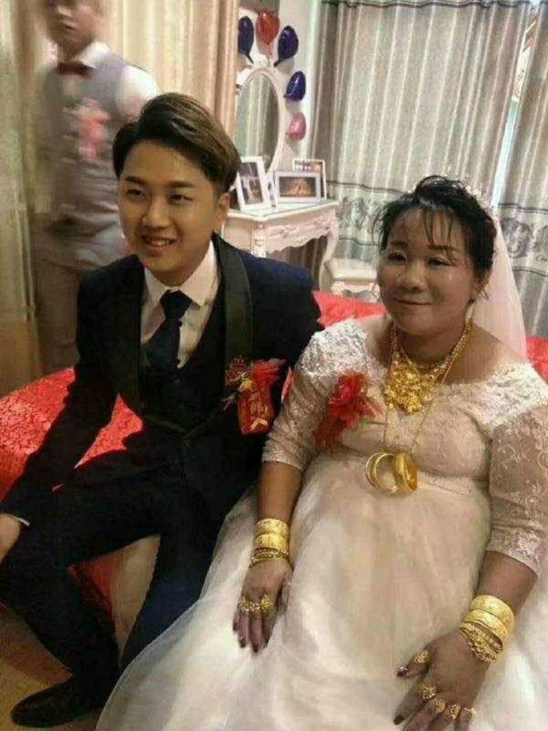 中國奇葩婚禮「男方娶了一輛法拉利和10萬美金？附加新娘？」引發網友熱議！