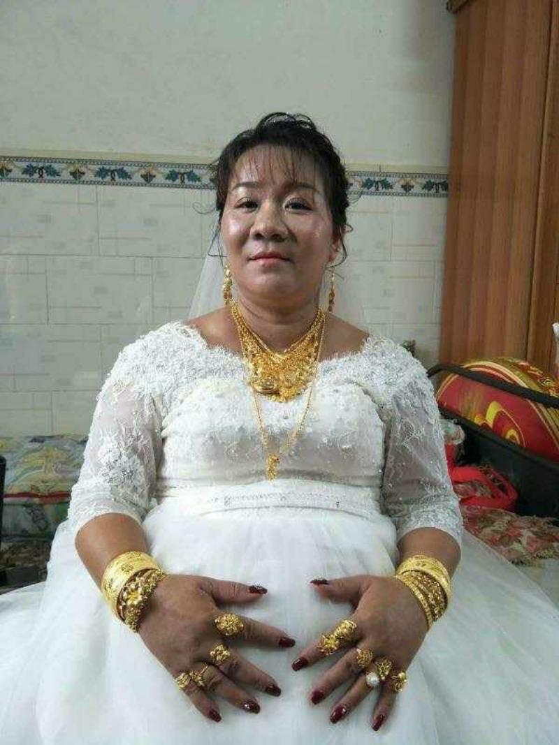 中國奇葩婚禮「男方娶了一輛法拉利和10萬美金？附加新娘？」引發網友熱議！