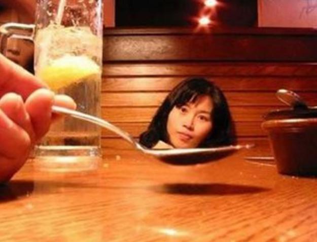媽媽在泳池邊拍下「女兒和老公的溫馨照」，盯了3秒後她摔相機大叫：「不行我要報警！」