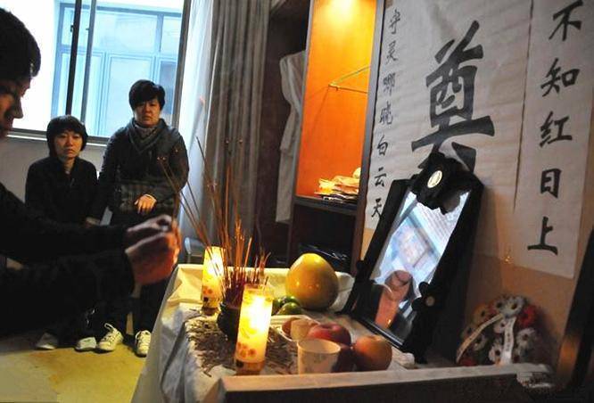 母親入殮，棺槨裡卻傳出小孩唱歌的聲音，掀開棺蓋我嚎啕大哭