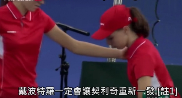 「高速發球重擊女球僮肚子」強忍淚水裝沒事，暖男選手「暫停比賽」上前關心！對手霸氣展現運動家氣度，全場起立鼓掌！