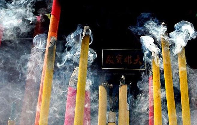 女生去寺廟拜拜千萬不要這麼做！這些事情一定要知道！否則沒祈福到反而惹禍上身...
