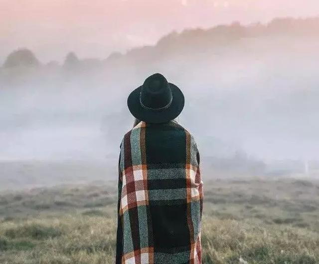 堅強的女人背後都是眼淚，獨立的女人心中都有傷痕，獻給不會撒嬌外表堅強的女人