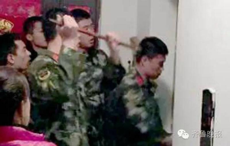 國三生困在電梯5小時　消防員緊張開門發現「他超淡定把作業全寫完了」