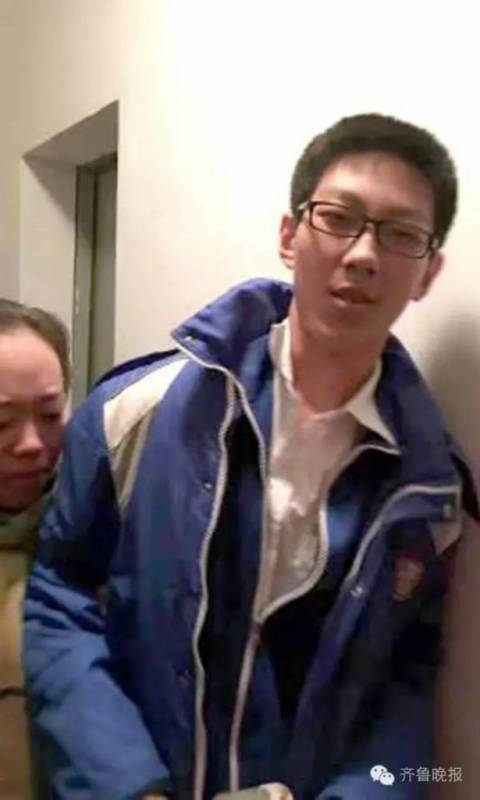 國三生困在電梯5小時　消防員緊張開門發現「他超淡定把作業全寫完了」