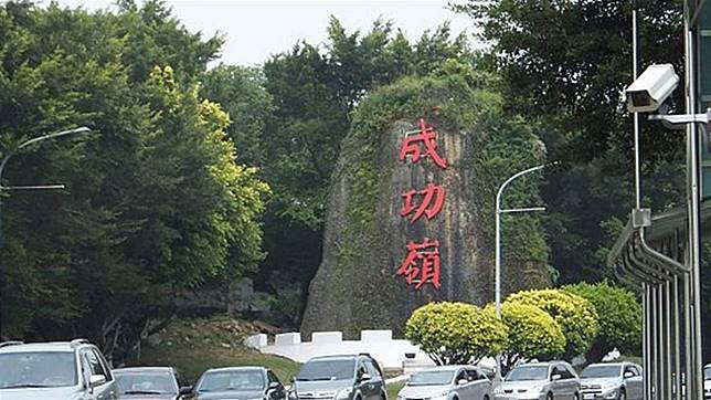 成功嶺「每晚睡前都播歌」　班長進教室2秒...「看到插座」臉慘白爆衝回寢室