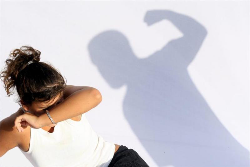 她12歲被賣給40歲男人，生下「44個孩子」後丈夫竟落跑，她讓每個孩子念書：【盼他們有出頭天】