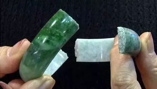 玉鐲碎了預示著什麼？一定要用紅布包起來，女性一定要知道